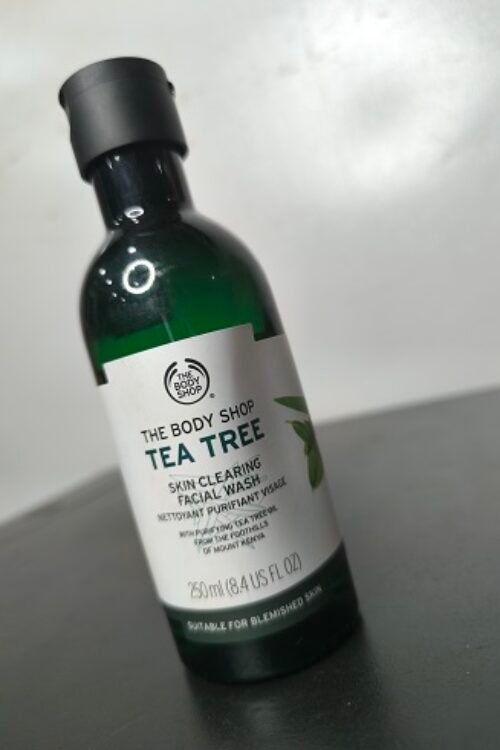 The Body Shop Tea Tree Skin Clearing Facial Wash – Purifying Cleanser for Oily & Blemish-Prone Skin